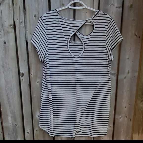 $10SALE Calvin Klein Tee - Picture 3 of 3